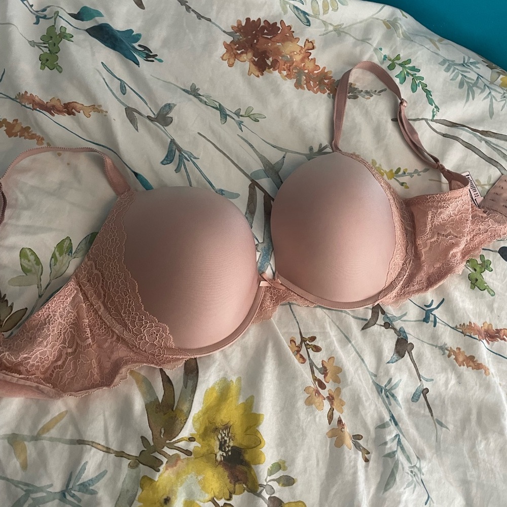 Victoria’s Secret 38E/38DD Lightly Padded Bra with Lace Detail